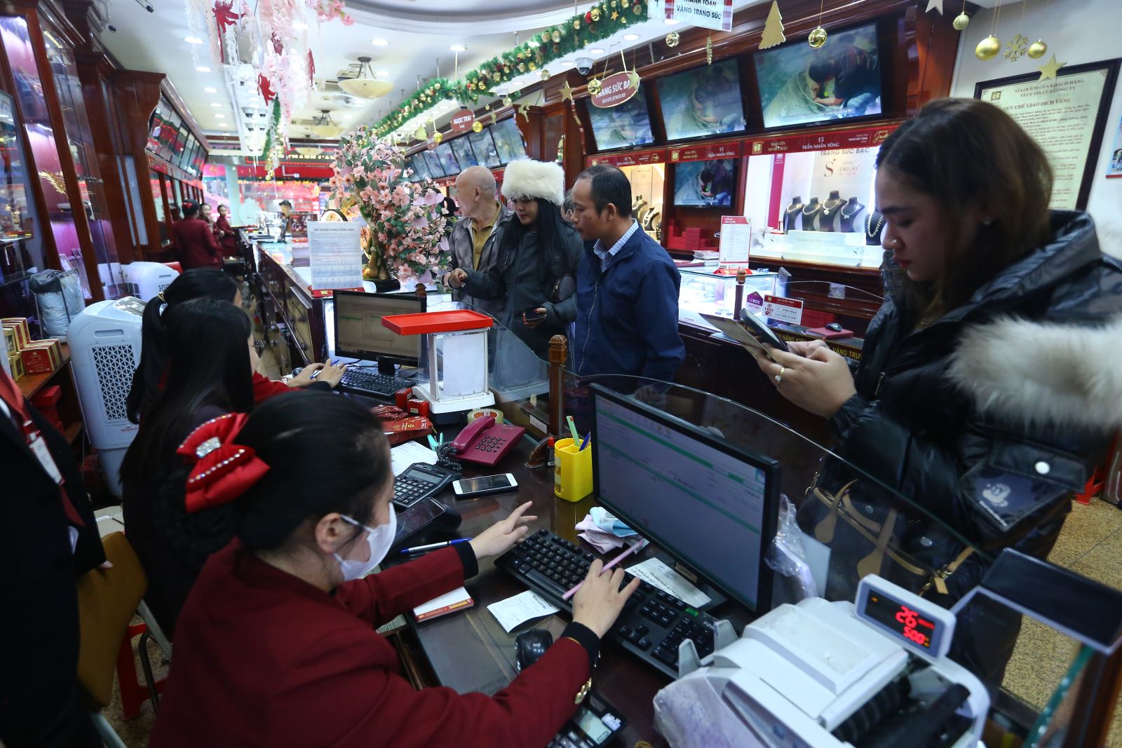 Kỳ vọng thời điểm tốt chốt lời, người dân xếp hàng bán vàng - Ảnh 13.