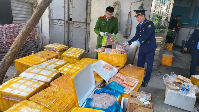 Phát hiện trên 01 tấn thực phẩm bẩn trong kho lạnh giữa cánh đồng tại làng hoa Tây Tựu, Hà Nội - Ảnh 1.