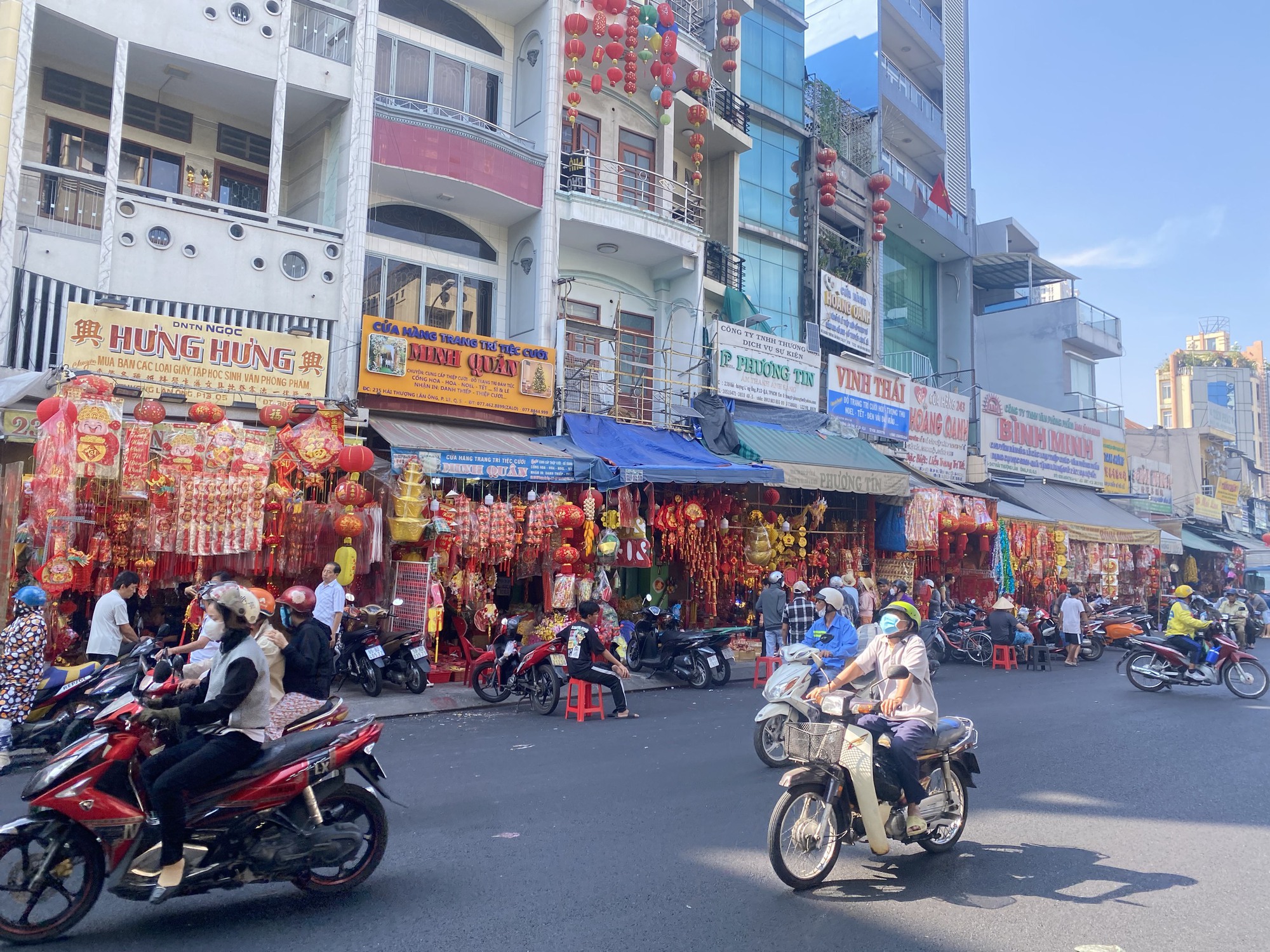 Phố bán đồ trang trí Tết vắng chưa từng thấy!- Ảnh 3. Phố bán đồ trang trí Tết vắng chưa từng thấy!- Ảnh 3.
