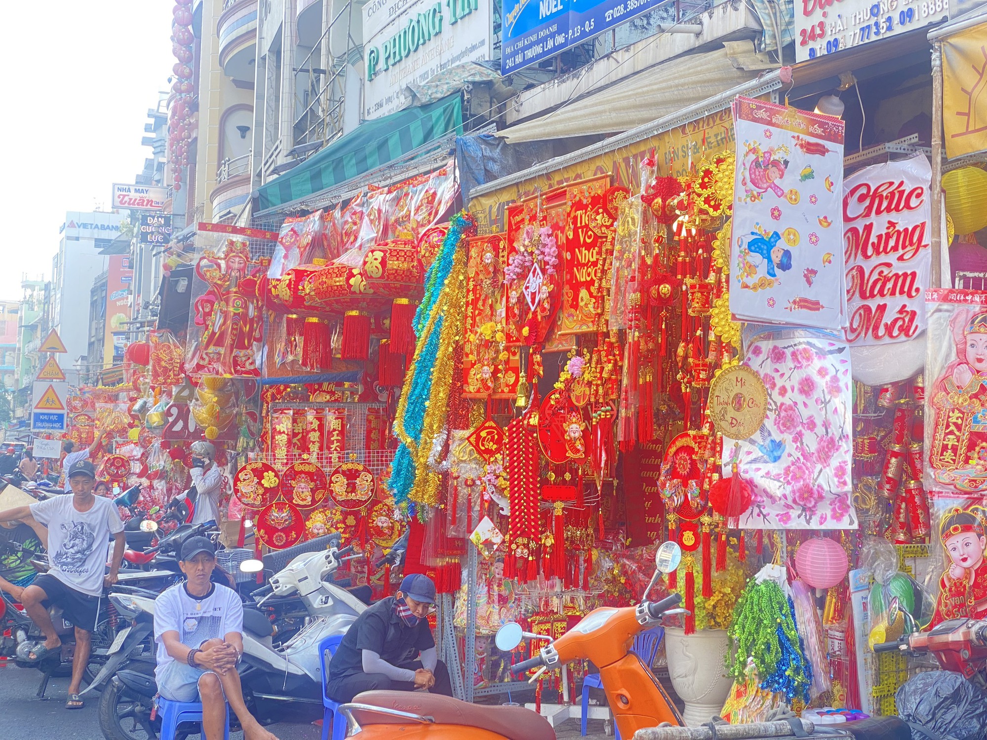 Phố bán đồ trang trí Tết vắng chưa từng thấy!- Ảnh 5. Phố bán đồ trang trí Tết vắng chưa từng thấy!- Ảnh 5.