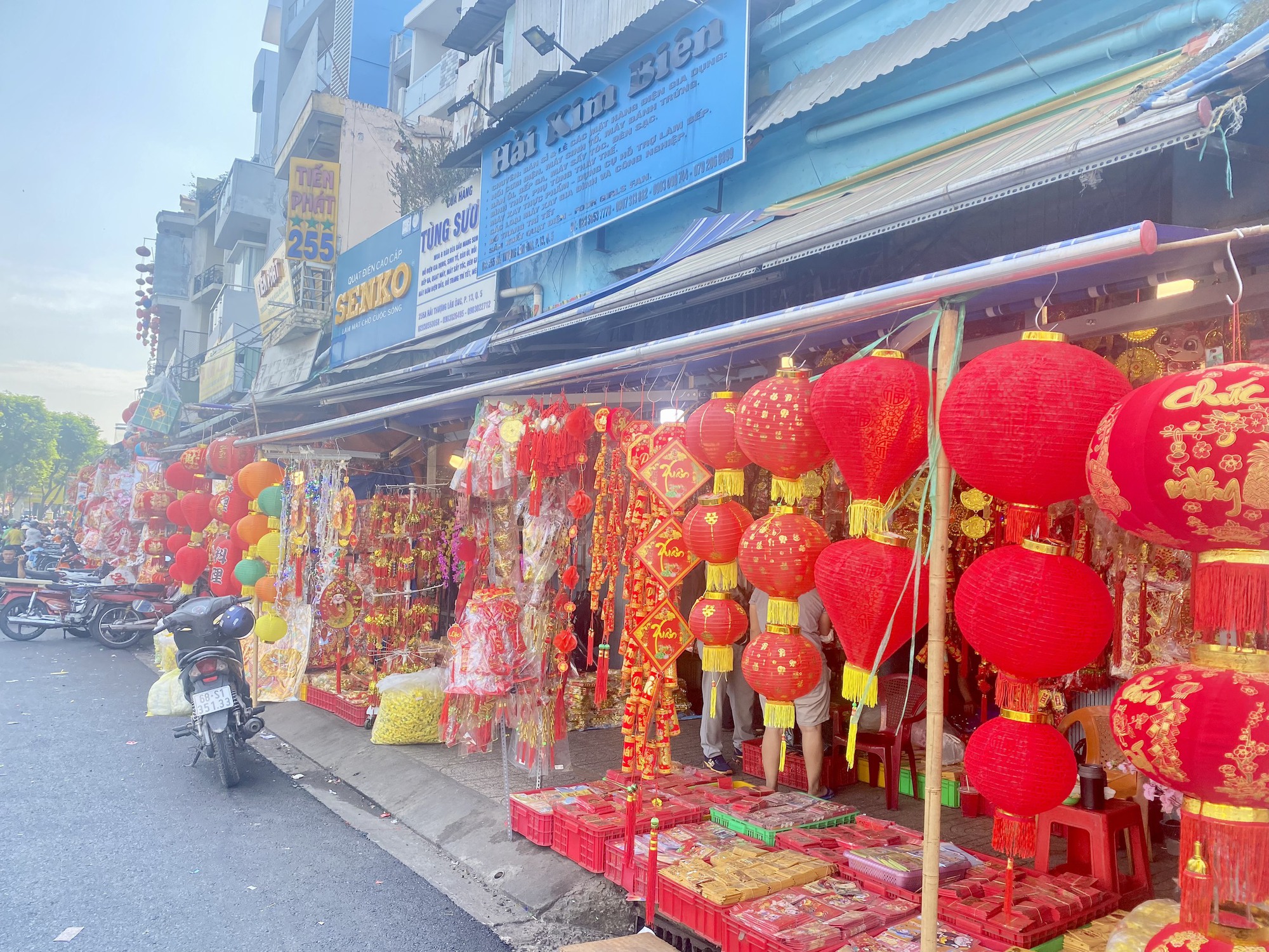 Phố bán đồ trang trí Tết vắng chưa từng thấy!- Ảnh 4. Phố bán đồ trang trí Tết vắng chưa từng thấy!- Ảnh 4.