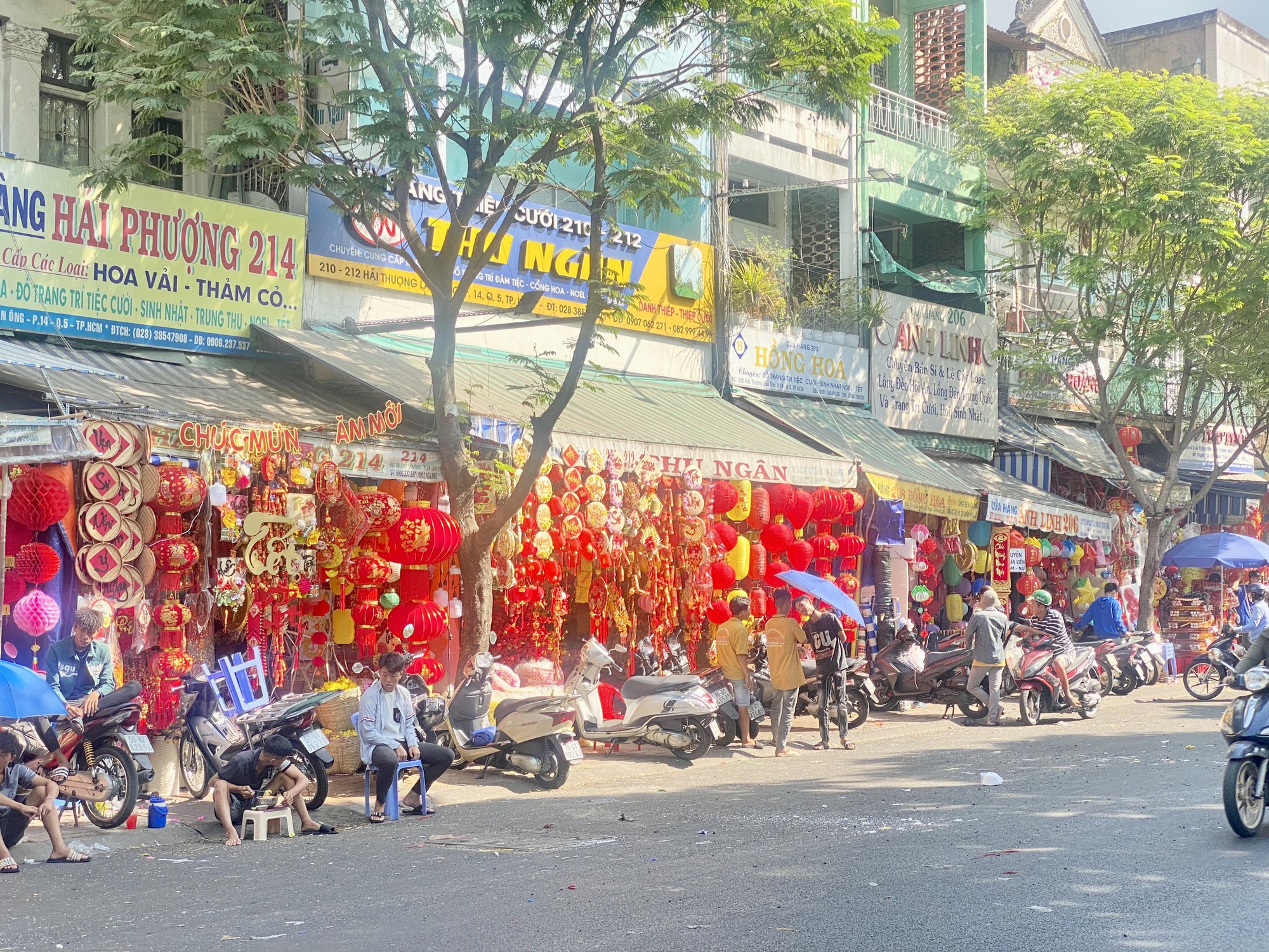 Phố bán đồ trang trí Tết vắng chưa từng thấy!- Ảnh 1. Phố bán đồ trang trí Tết vắng chưa từng thấy!- Ảnh 1.