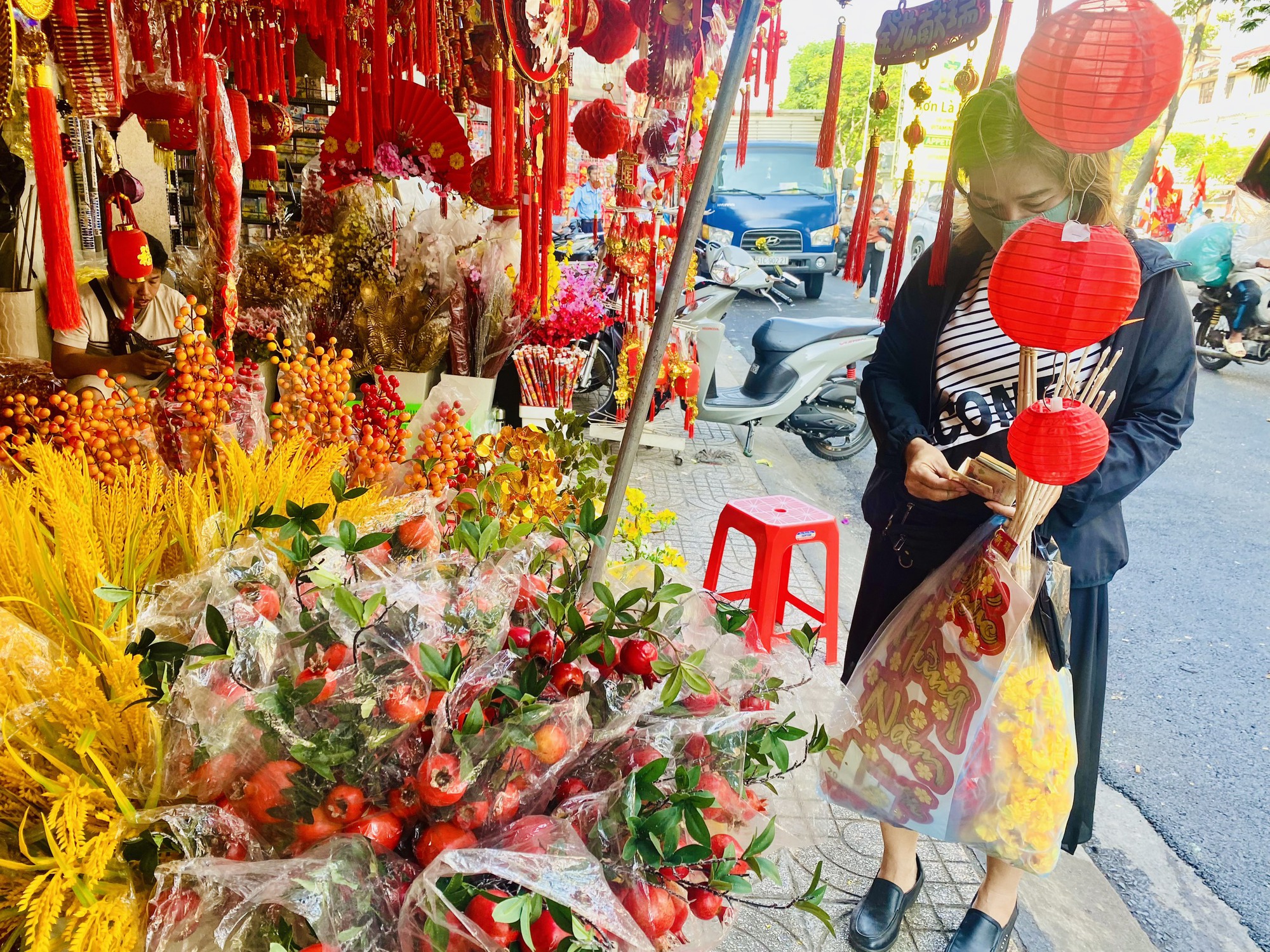 Phố bán đồ trang trí Tết vắng chưa từng thấy!- Ảnh 2. Phố bán đồ trang trí Tết vắng chưa từng thấy!- Ảnh 2.
