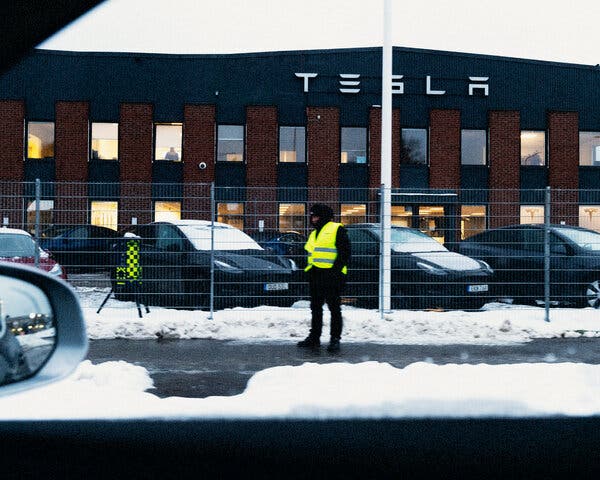 Elon Musk thách thức văn hóa làm việc Bắc Âu: Công nhân Thụy Điển từ chối mô hình ‘lao động đến chết’ của Tesla, đình công 3 tháng đòi 'gã độc tài cúi đầu’ - Ảnh 3.