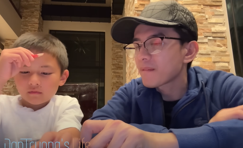 Đan Trường dạy học cho con trai bằng tiếng Anh siêu đáng yêu, ngỡ ngàng và xúc động khi con biết đàn cho ba hát- Ảnh 1. Đan Trường dạy học cho con trai bằng tiếng Anh siêu đáng yêu, ngỡ ngàng và xúc động khi con biết đàn cho ba hát- Ảnh 1.