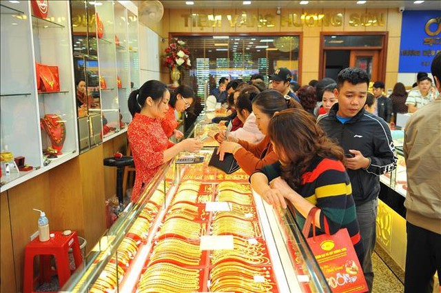 Giao dịch vàng từ 400 triệu đồng trở lên phải báo cáo Ngân hàng Nhà nước - Ảnh 1. Giao dịch vàng từ 400 triệu đồng trở lên phải báo cáo Ngân hàng Nhà nước - Ảnh 1.
