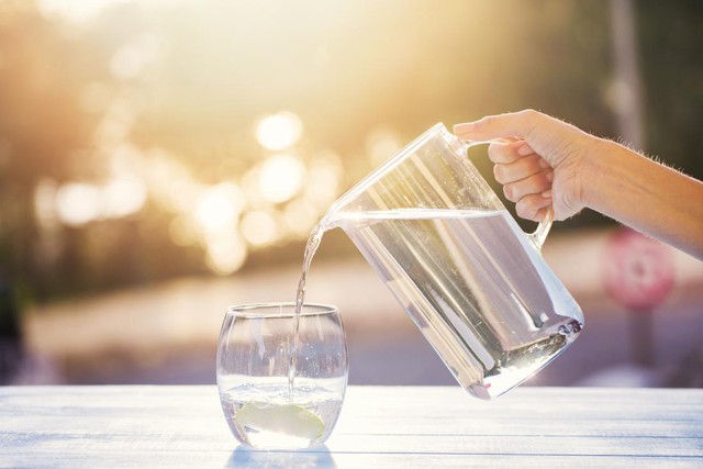 2 loại nước rẻ tiền giúp đào thải rượu hiệu quả, bảo vệ gan và não khỏi tác hại của rượu - Ảnh 1.
