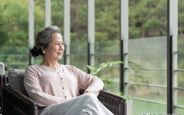 Nằm viện 14 ngày không con cái chăm lo, phải chi tiền triệu thuê người tới giúp, tôi nhận ra: Tuổi già có 1 khoản "vốn" này thì chẳng cần dựa dẫm vào ai - Ảnh 1.