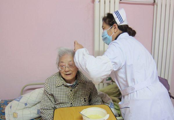 Nằm viện 14 ngày không con cái chăm lo, phải chi tiền triệu thuê người tới giúp, tôi nhận ra: Tuổi già có 1 khoản "vốn" này thì chẳng cần dựa dẫm vào ai - Ảnh 2.