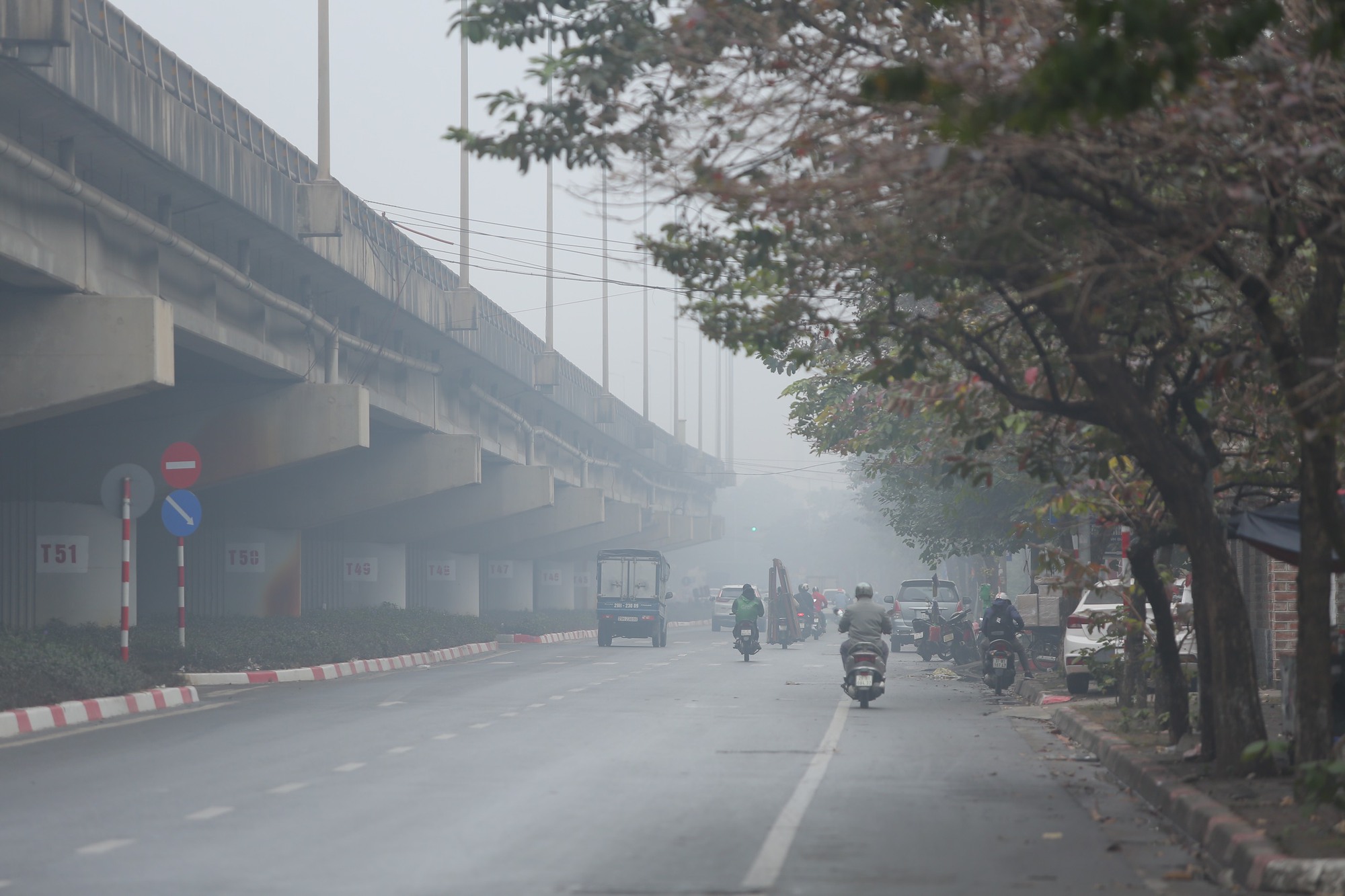 Không khí Hà Nội ô nhiễm trầm trọng, cả thành phố chìm trong màn sương trắng từ sáng đến tối- Ảnh 12.