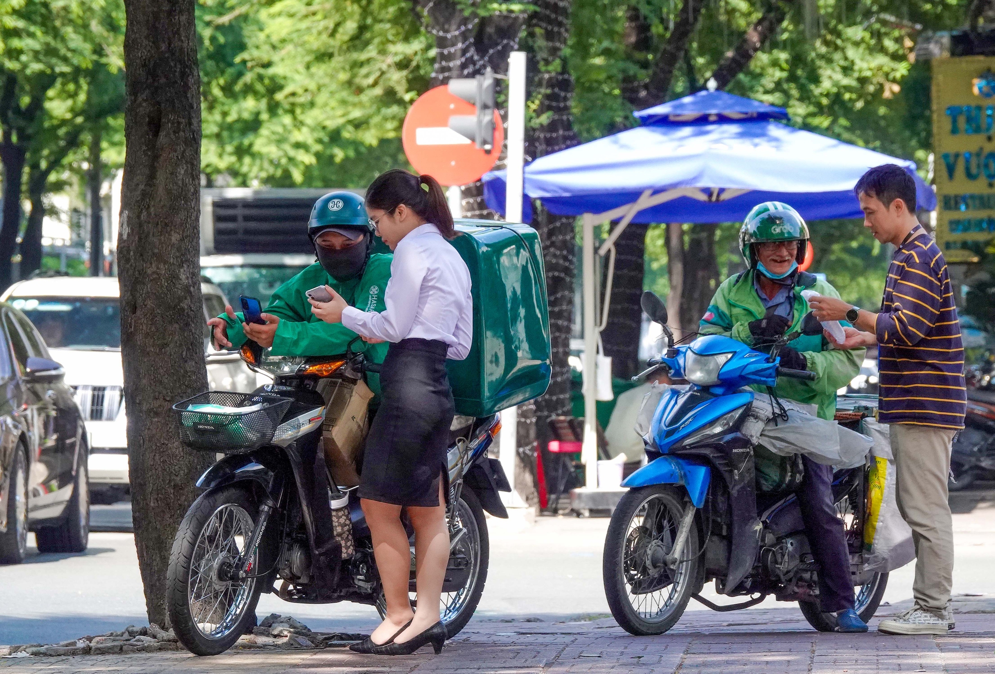 Hàng xuyên biên giới lấn át thị trường Việt- Ảnh 1. Hàng xuyên biên giới lấn át thị trường Việt- Ảnh 1.