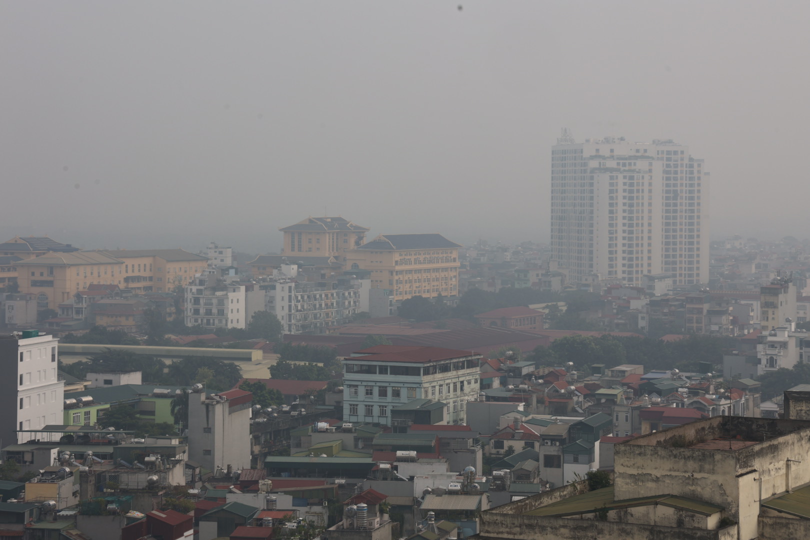 Không khí Hà Nội ô nhiễm trầm trọng, cả thành phố chìm trong màn sương trắng từ sáng đến tối- Ảnh 10.