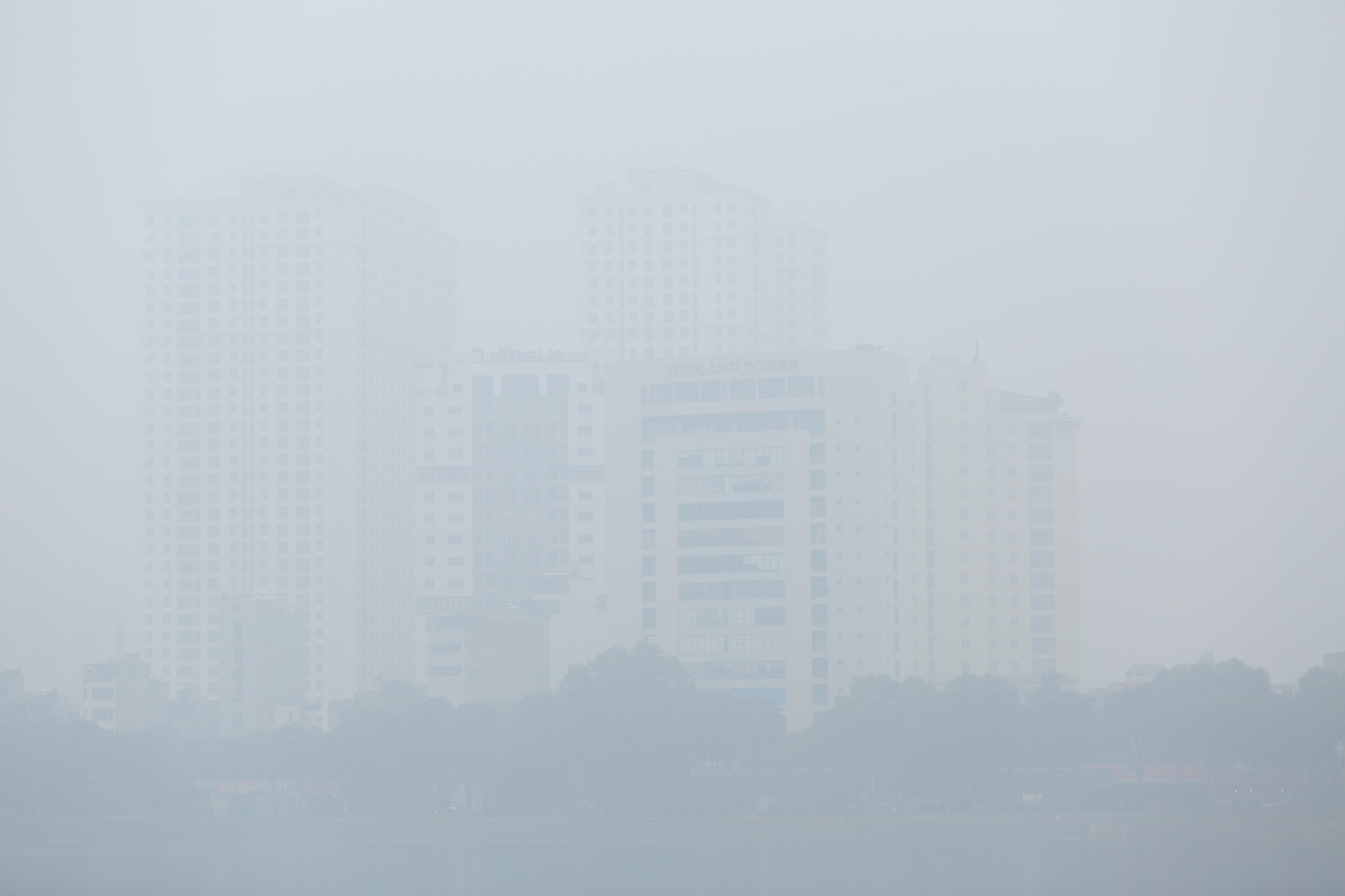 Không khí Hà Nội ô nhiễm trầm trọng, cả thành phố chìm trong màn sương trắng từ sáng đến tối- Ảnh 4.