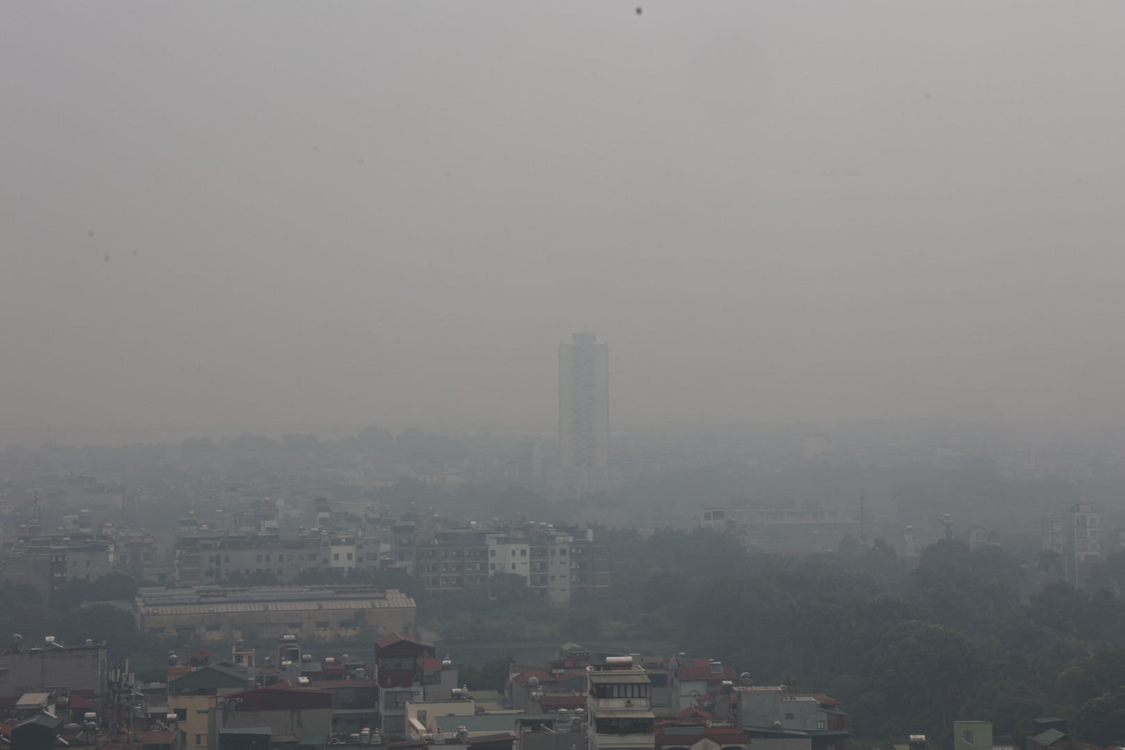 Không khí Hà Nội ô nhiễm trầm trọng, cả thành phố chìm trong màn sương trắng từ sáng đến tối- Ảnh 16.