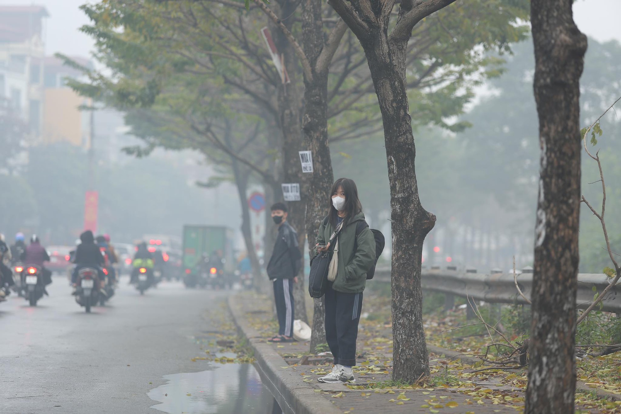 Không khí Hà Nội ô nhiễm trầm trọng, cả thành phố chìm trong màn sương trắng từ sáng đến tối- Ảnh 14.