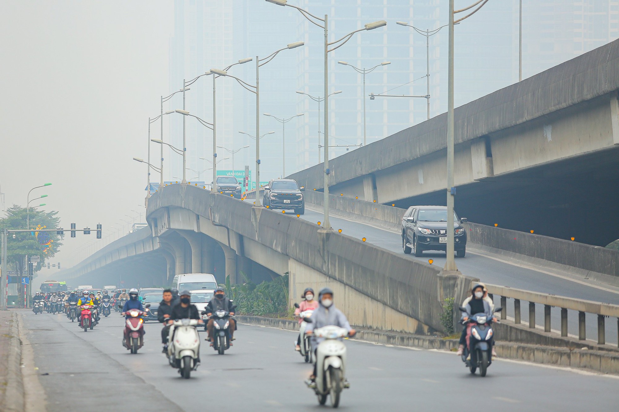 Không khí Hà Nội ô nhiễm trầm trọng, cả thành phố chìm trong màn sương trắng từ sáng đến tối- Ảnh 8.