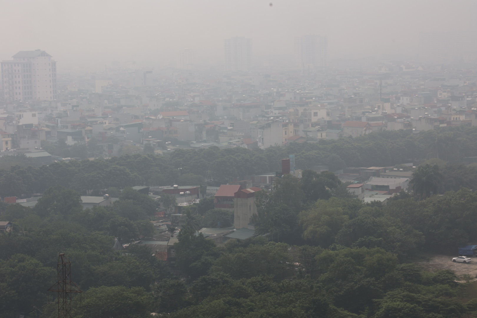 Không khí Hà Nội ô nhiễm trầm trọng, cả thành phố chìm trong màn sương trắng từ sáng đến tối- Ảnh 1.