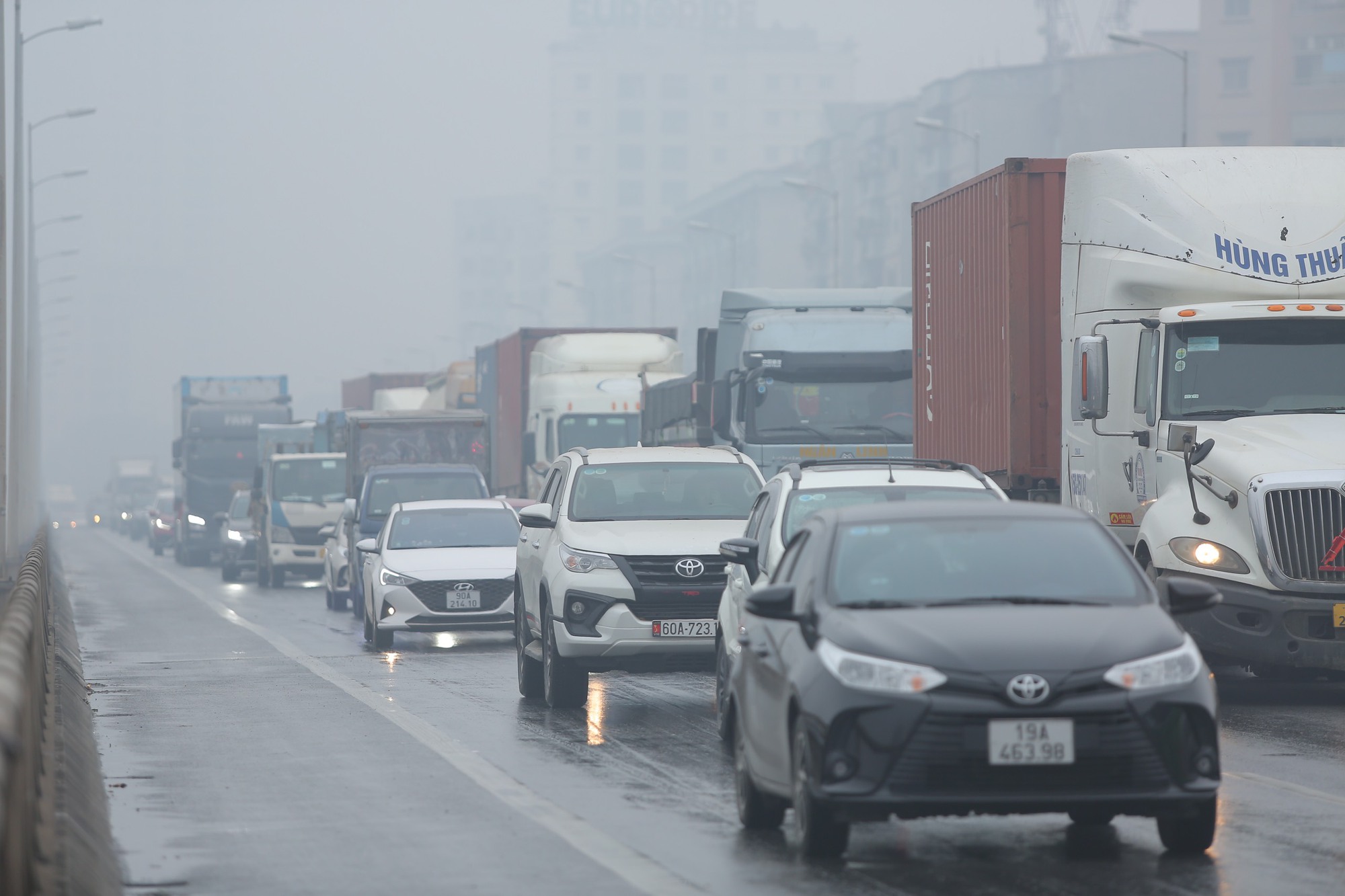 Không khí Hà Nội ô nhiễm trầm trọng, cả thành phố chìm trong màn sương trắng từ sáng đến tối- Ảnh 9.