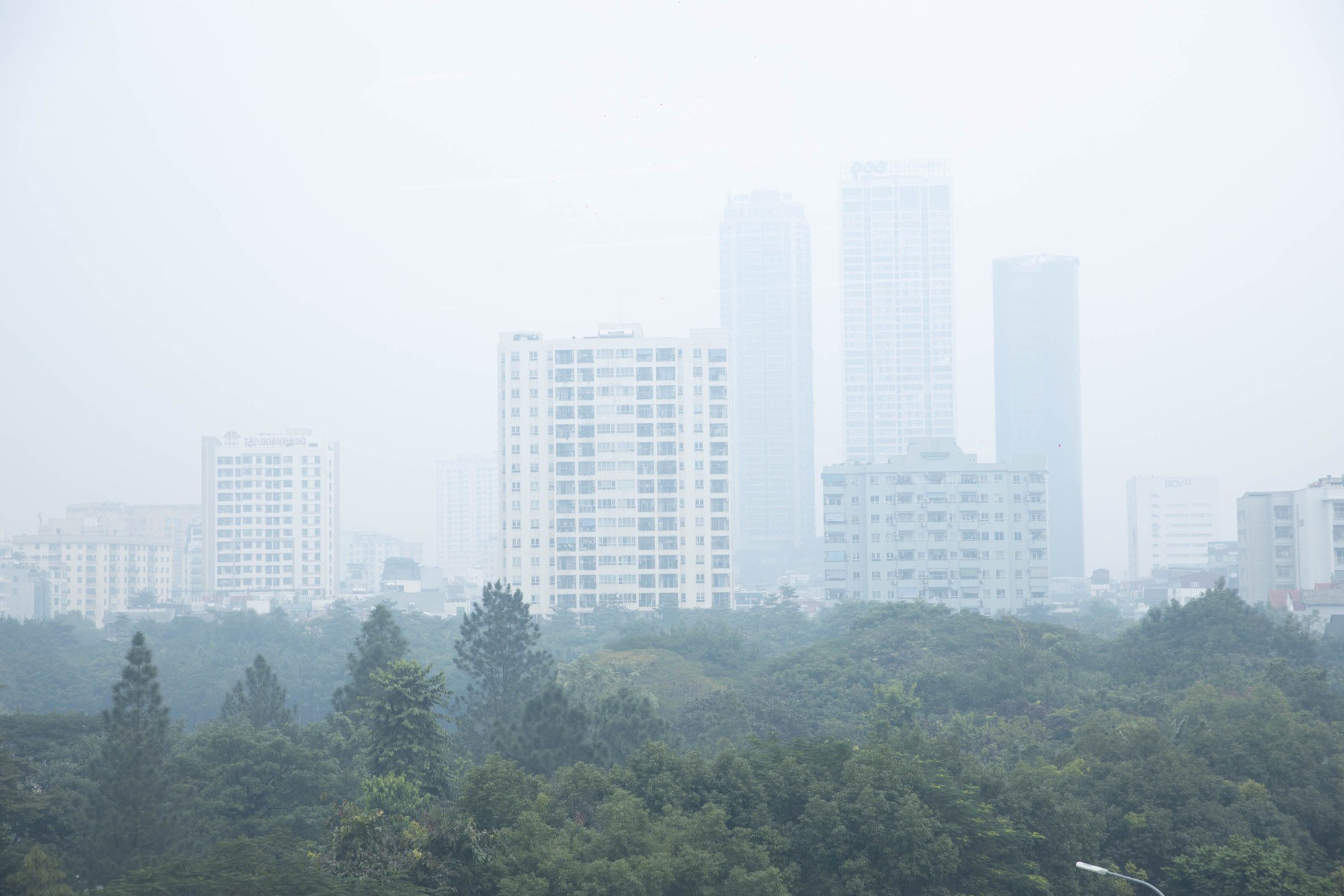 Không khí Hà Nội ô nhiễm trầm trọng, cả thành phố chìm trong màn sương trắng từ sáng đến tối- Ảnh 5.