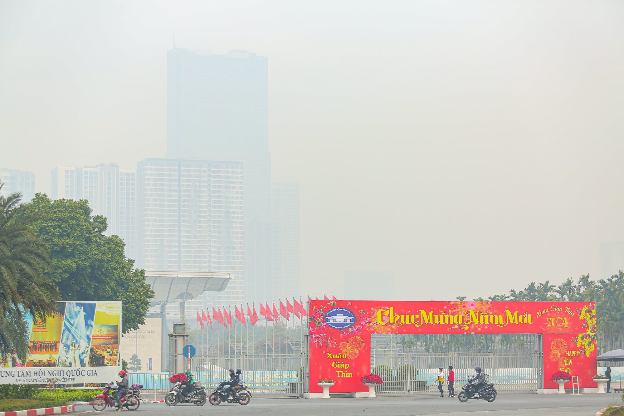Không khí Hà Nội ô nhiễm trầm trọng, cả thành phố chìm trong màn sương trắng từ sáng đến tối- Ảnh 15.