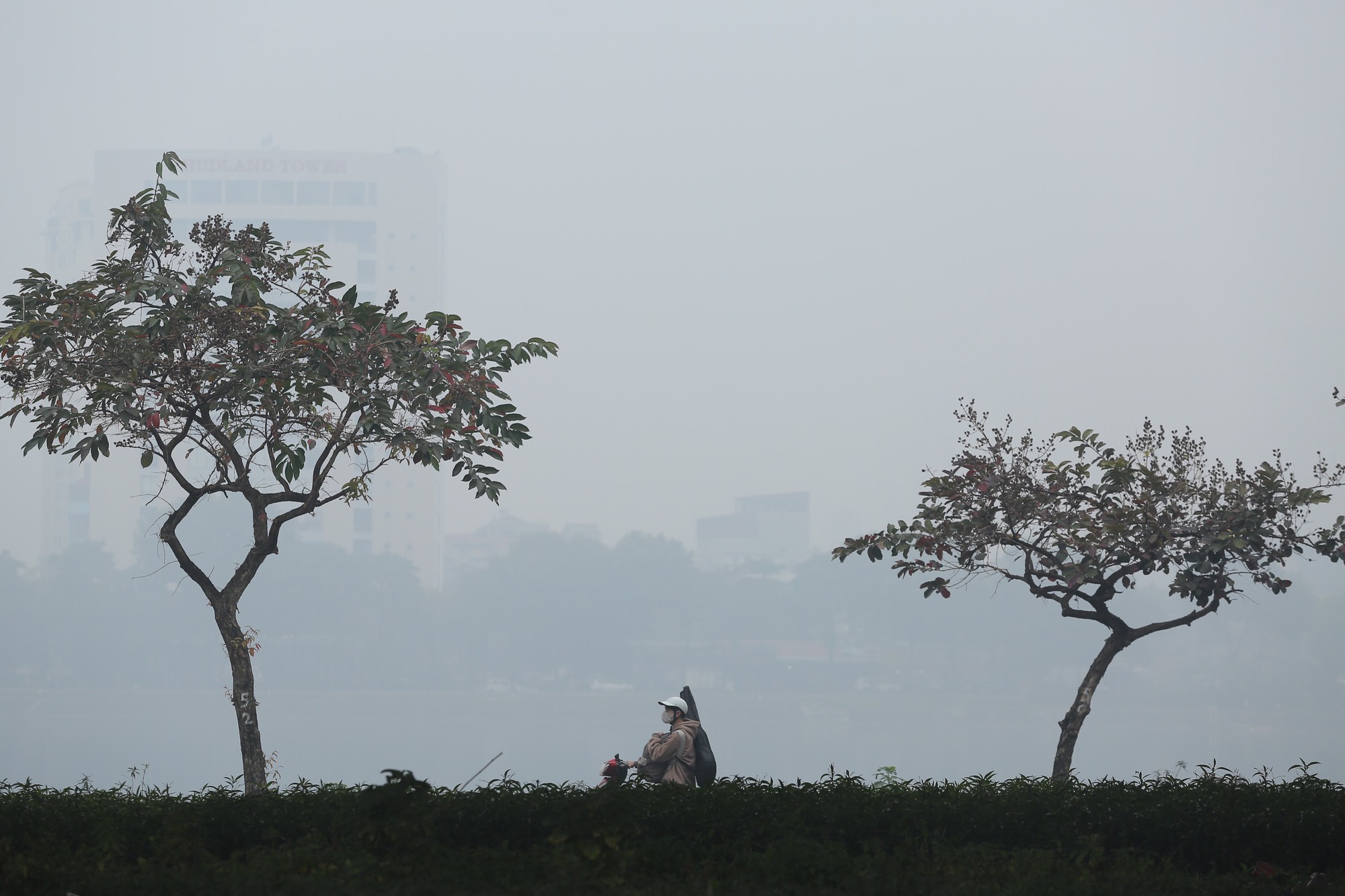 Không khí Hà Nội ô nhiễm trầm trọng, cả thành phố chìm trong màn sương trắng từ sáng đến tối- Ảnh 11.