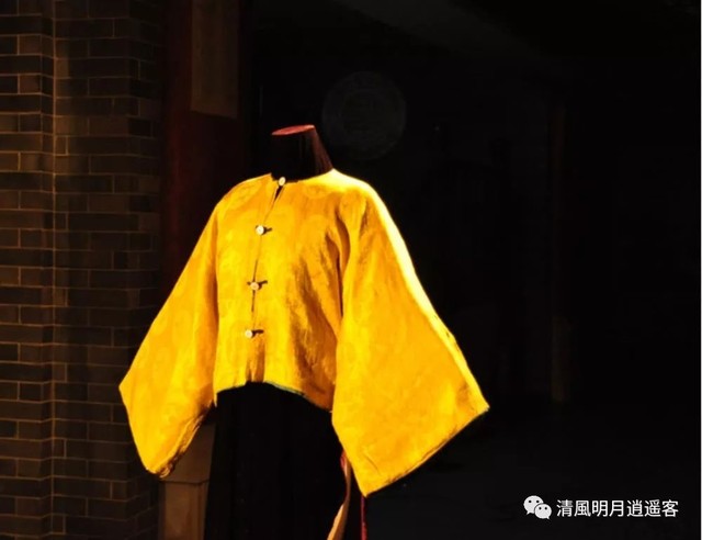 Thực hư chiếc áo mặc vào là được miễn tội chết khiến các quan lại tranh giành: Hòa Thân sở hữu tới 20 cái - Ảnh 1.