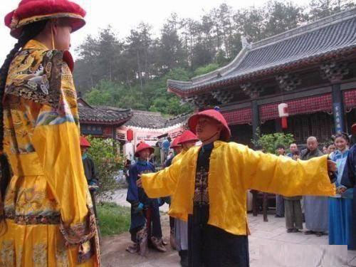 Thực hư chiếc áo mặc vào là được miễn tội chết khiến các quan lại tranh giành: Hòa Thân sở hữu tới 20 cái - Ảnh 2.