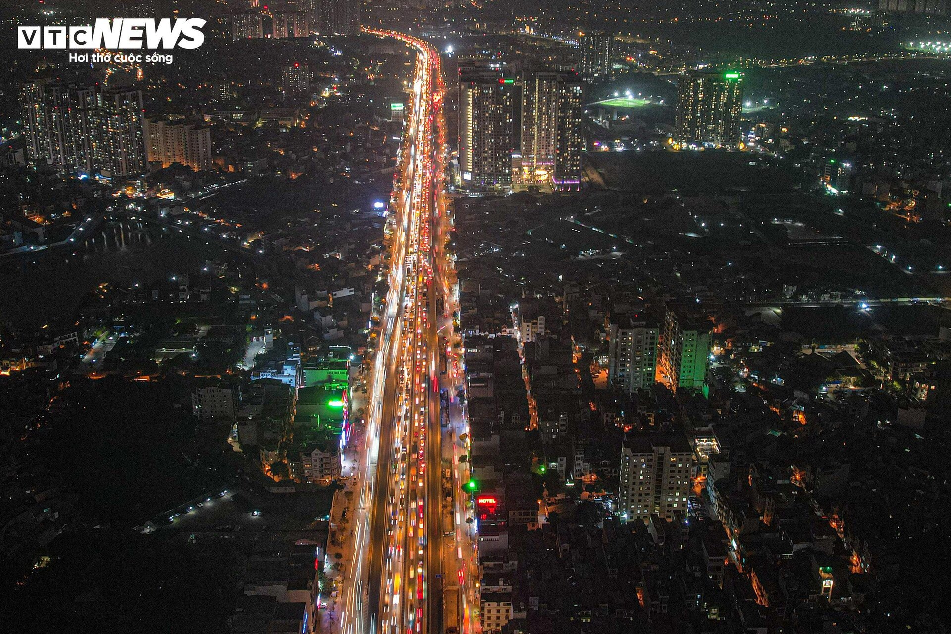 Hà Nội: Dân về quê nghỉ Tết Dương lịch, đường vành đai 3 ùn tắc từ chiều đến đêm - Ảnh 2.