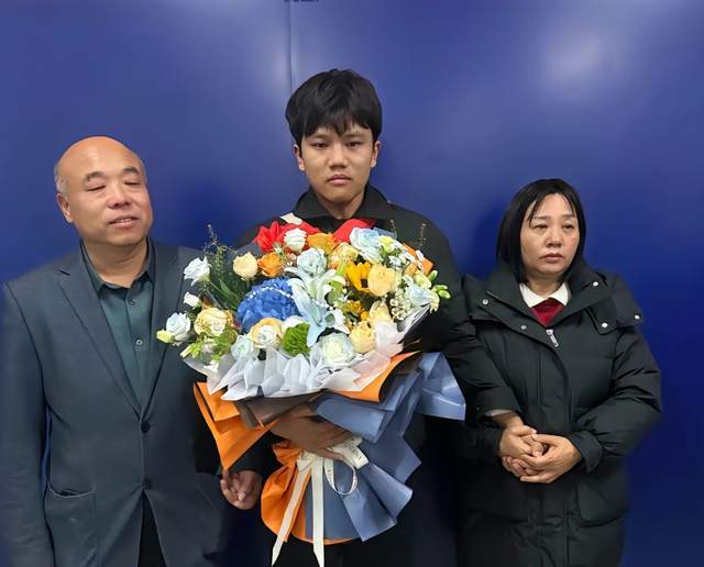 Thanh niên bị bắt cóc từ nhỏ tìm lại được bố đẻ tỷ phú, một bước đổi đời nhưng lại bất ngờ khó chịu - Ảnh 1. Thanh niên bị bắt cóc từ nhỏ tìm lại được bố đẻ tỷ phú, một bước đổi đời nhưng lại bất ngờ khó chịu - Ảnh 1.