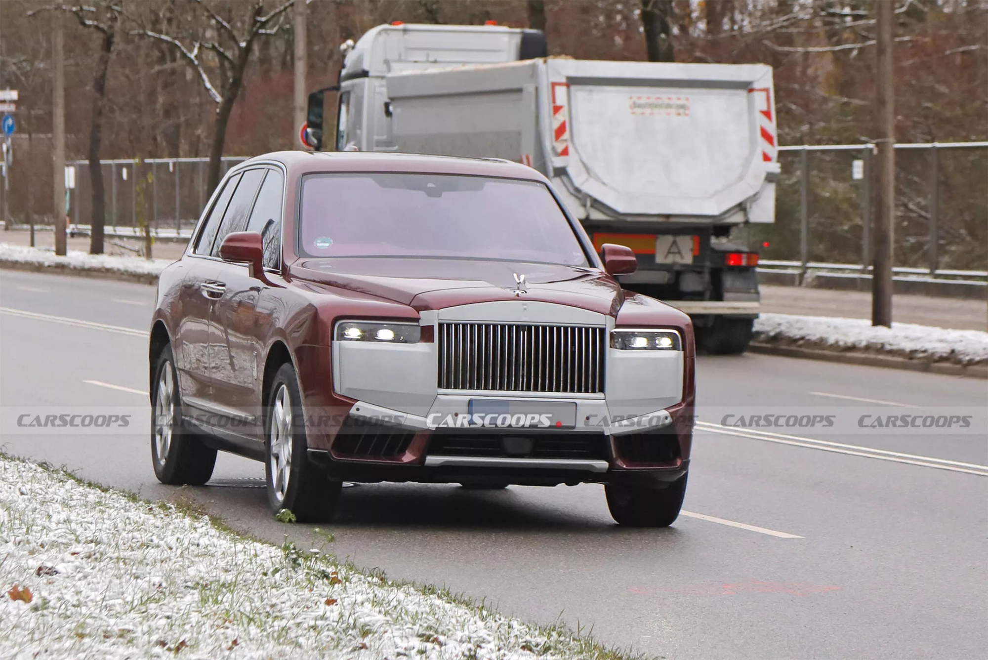 Rolls-Royce Cullinan 2024 để lộ đèn và lưới tản nhiệt phát sáng kiểu mới trên đường thử, dễ ra mắt năm sau - Ảnh 3.