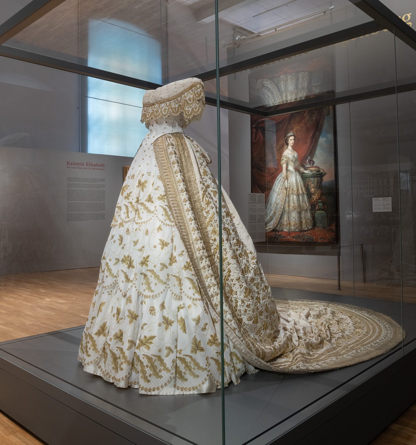 Hoàng hậu Letizia diện váy xẻ phải lấy túi che