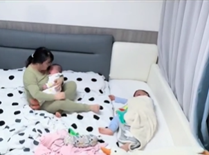 Định làm nũng mẹ mà chợt nhớ ra mình đã làm anh cả, cậu bé có hành động khiến nhiều người rơi nước mắt- Ảnh 1.