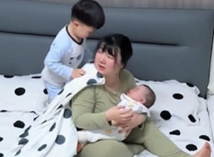 Định làm nũng mẹ mà chợt nhớ ra mình đã làm anh cả, cậu bé có hành động khiến nhiều người rơi nước mắt- Ảnh 2.