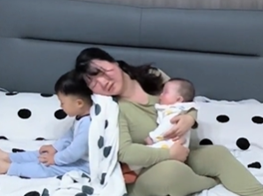 Định làm nũng mẹ mà chợt nhớ ra mình đã làm anh cả, cậu bé có hành động khiến nhiều người rơi nước mắt- Ảnh 3.