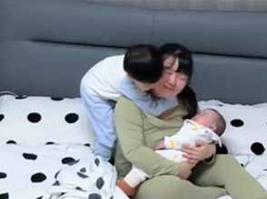 Định làm nũng mẹ mà chợt nhớ ra mình đã làm anh cả, cậu bé có hành động khiến nhiều người rơi nước mắt- Ảnh 4.