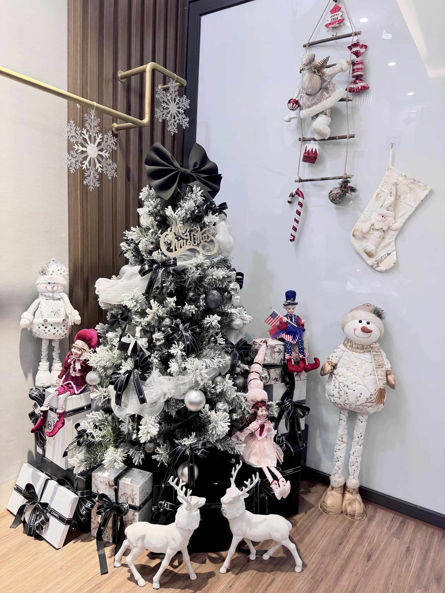 Đường đua decor Noel tăng nhiệt: Lộ diện cây thông độc lạ "thị phi" nhất, style đơn giản bất ngờ thu hút triệu người- Ảnh 28.