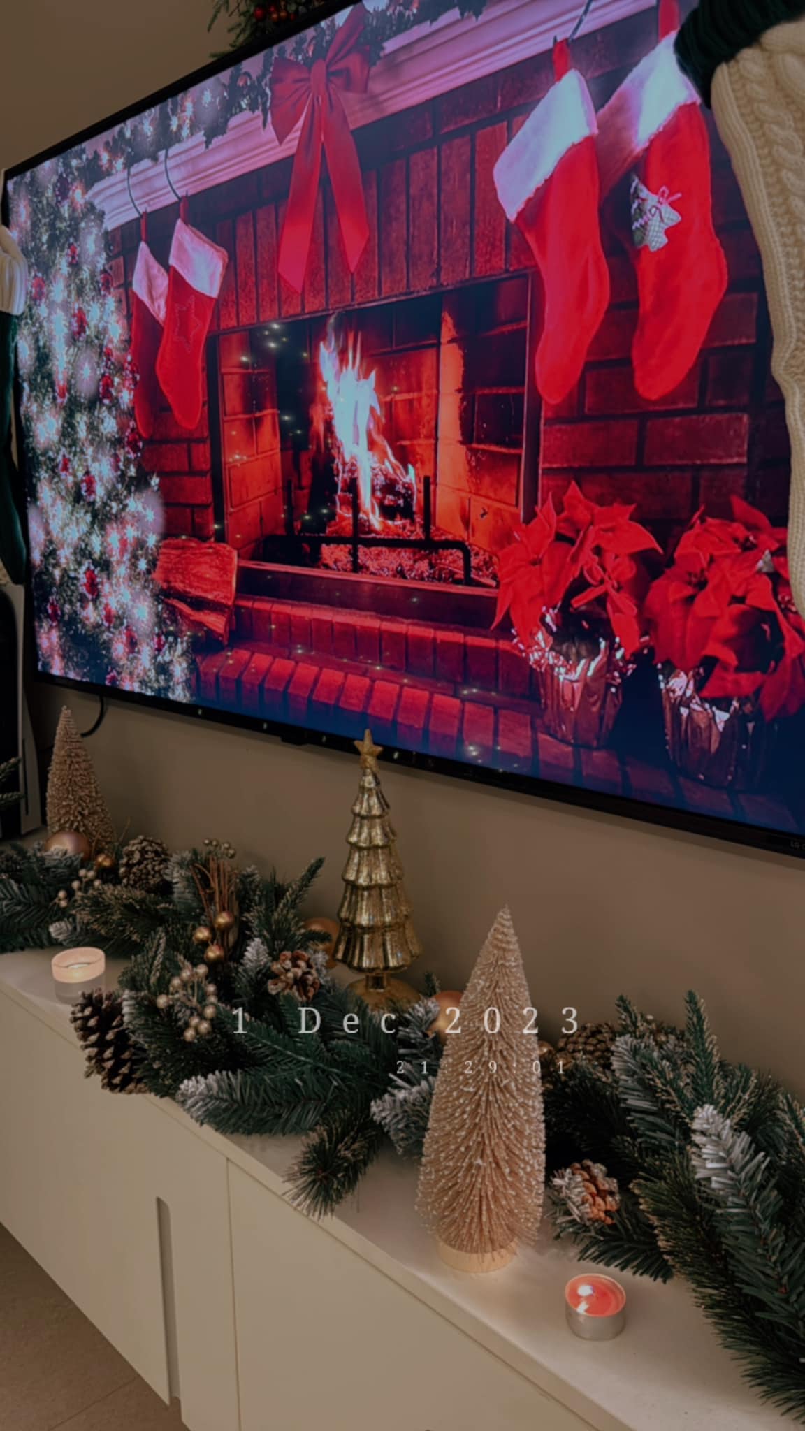 Đường đua decor Noel tăng nhiệt: Lộ diện cây thông độc lạ "thị phi" nhất, style đơn giản bất ngờ thu hút triệu người- Ảnh 13.