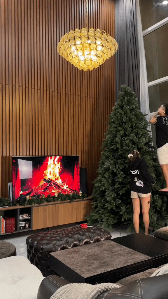 Đường đua decor Noel tăng nhiệt: Lộ diện cây thông độc lạ "thị phi" nhất, style đơn giản bất ngờ thu hút triệu người- Ảnh 23.