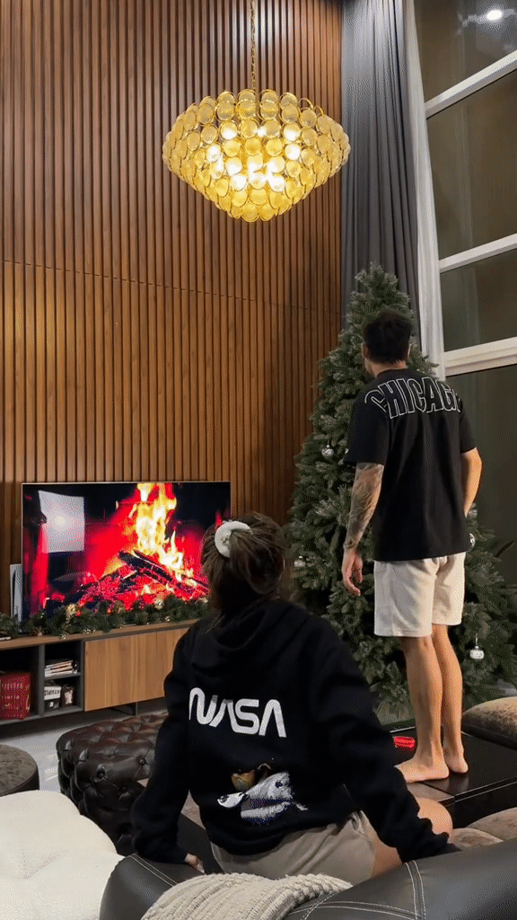 Đường đua decor Noel tăng nhiệt: Lộ diện cây thông độc lạ "thị phi" nhất, style đơn giản bất ngờ thu hút triệu người- Ảnh 24.