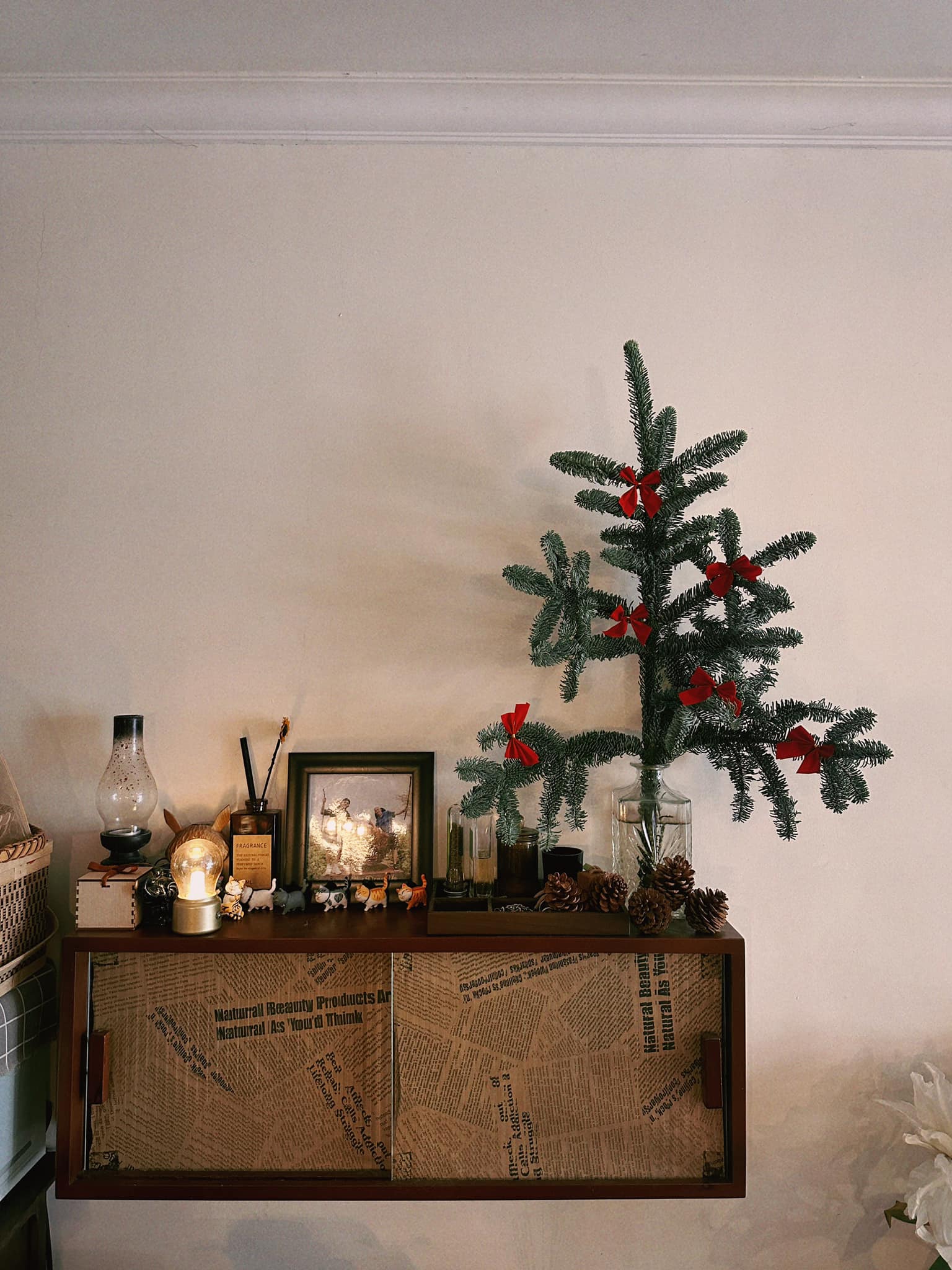 Đường đua decor Noel tăng nhiệt: Lộ diện cây thông độc lạ "thị phi" nhất, style đơn giản bất ngờ thu hút triệu người- Ảnh 9.