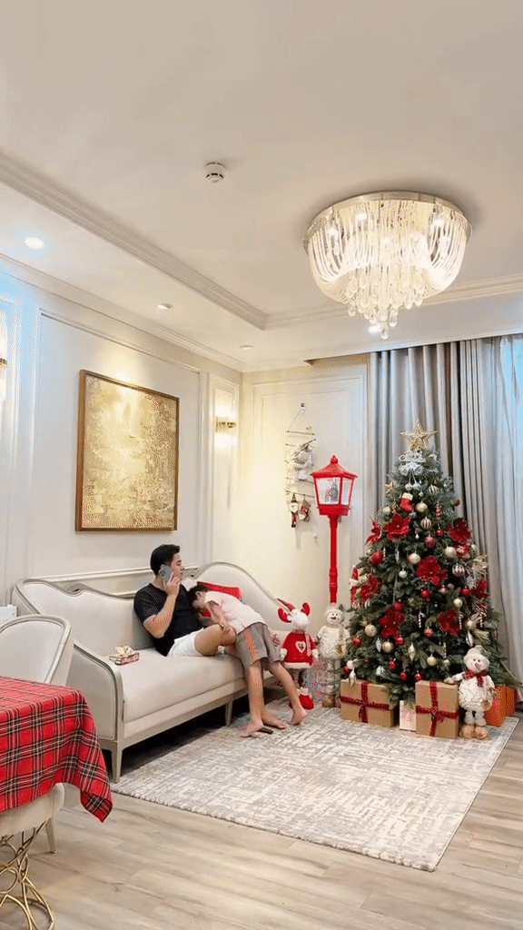 Đường đua decor Noel tăng nhiệt: Lộ diện cây thông độc lạ