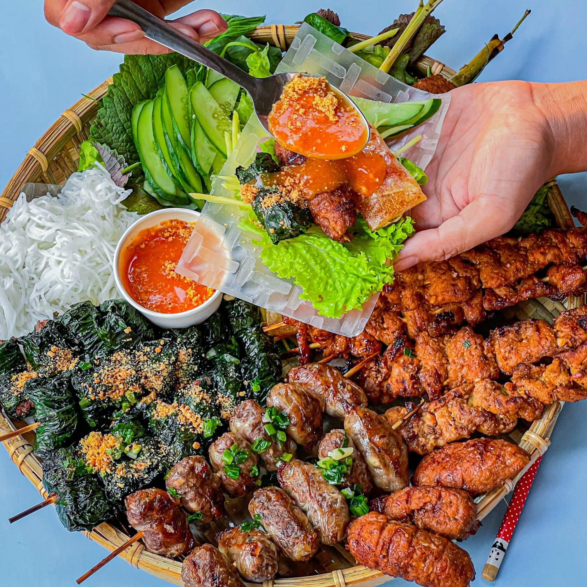 Khách Tây thích thú với một món đường phố Việt, làm từ loại lá rẻ tiền có thể trồng được tại nhà - Ảnh 3. Khách Tây thích thú với một món đường phố Việt, làm từ loại lá rẻ tiền có thể trồng được tại nhà - Ảnh 3.