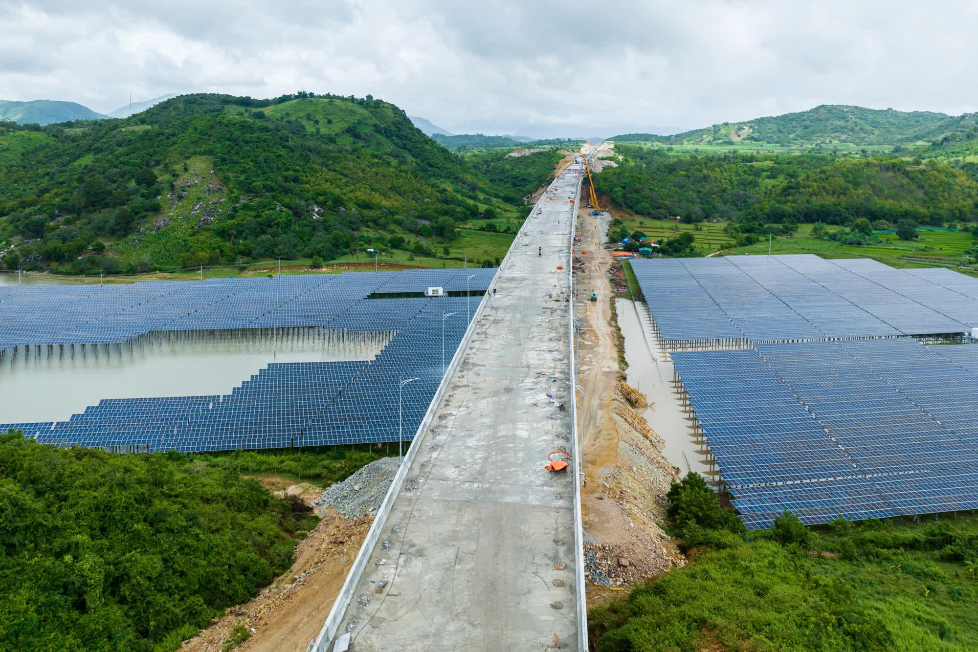DN tạo nên cây cầu vượt cao nhất đoạn cao tốc Cam Lâm - Vĩnh Hảo, vắt qua cánh đồng pin năng lượng mặt trời - Ảnh 3.