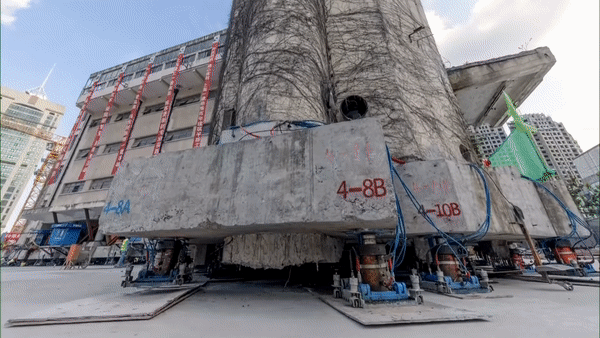 Công nghệ đáng kinh ngạc của các “pháp sư Trung Hoa”: Ba năm trước đã khiến tòa nhà nặng 7.000 tấn tự “đi bộ” sang chỗ mới - Ảnh 1.