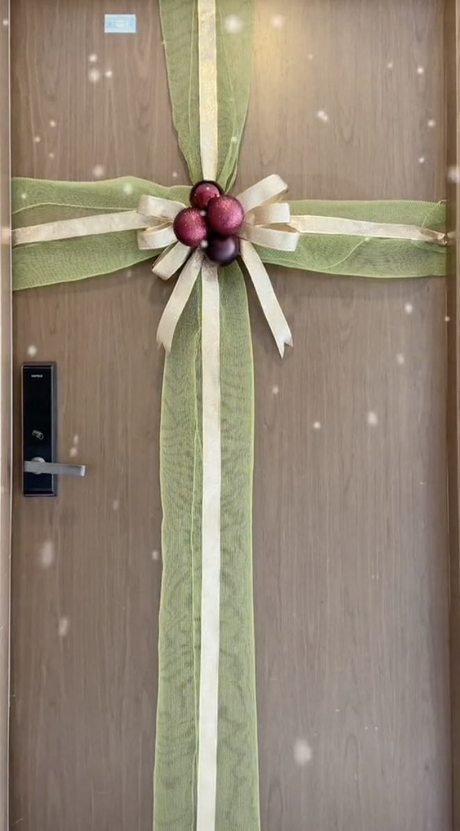 Noel cận kề, đường đua decor Xmas nhộn nhịp hơn: Biệt thự của Lệ Quyên lung linh lóa mắt, Tóc Tiên, Min... khoe cây thông siêu sang - Ảnh 14. Noel cận kề, đường đua decor Xmas nhộn nhịp hơn: Biệt thự của Lệ Quyên lung linh lóa mắt, Tóc Tiên, Min... khoe cây thông siêu sang - Ảnh 14.