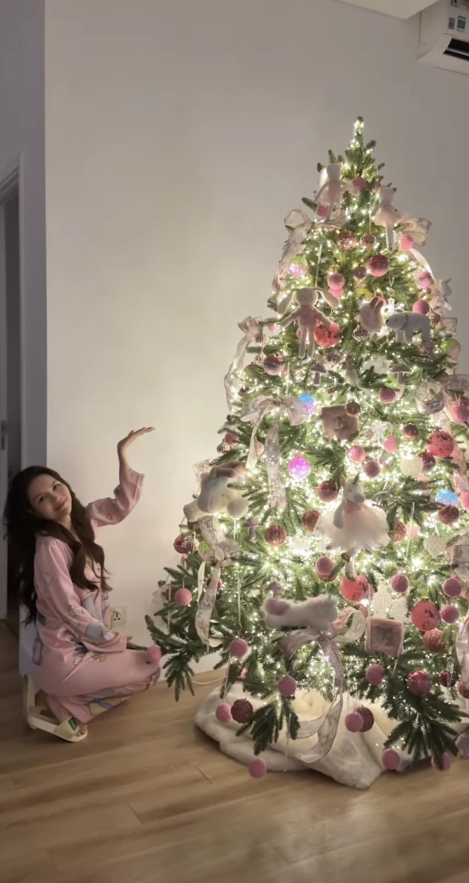 Noel cận kề, đường đua decor Xmas nhộn nhịp hơn: Biệt thự của Lệ Quyên lung linh lóa mắt, Tóc Tiên, Min... khoe cây thông siêu sang - Ảnh 15. Noel cận kề, đường đua decor Xmas nhộn nhịp hơn: Biệt thự của Lệ Quyên lung linh lóa mắt, Tóc Tiên, Min... khoe cây thông siêu sang - Ảnh 15.