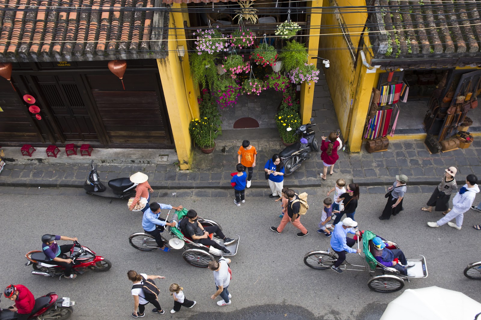 Khu phố chỉ rộng 2km2 nhưng thu hút tới 5 triệu khách du lịch mỗi năm - Ảnh 3.