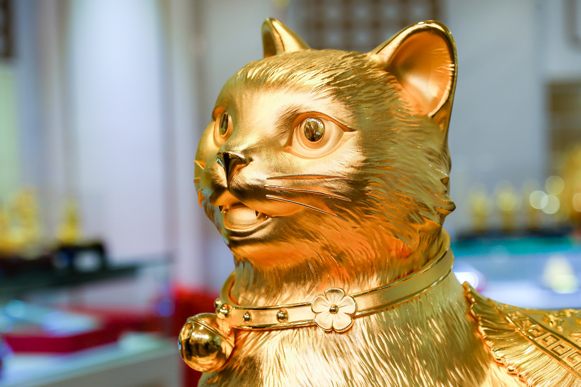 Cận cảnh tượng mèo bằng vàng 9999 khổng lồ nặng 48 kg - Ảnh 3.