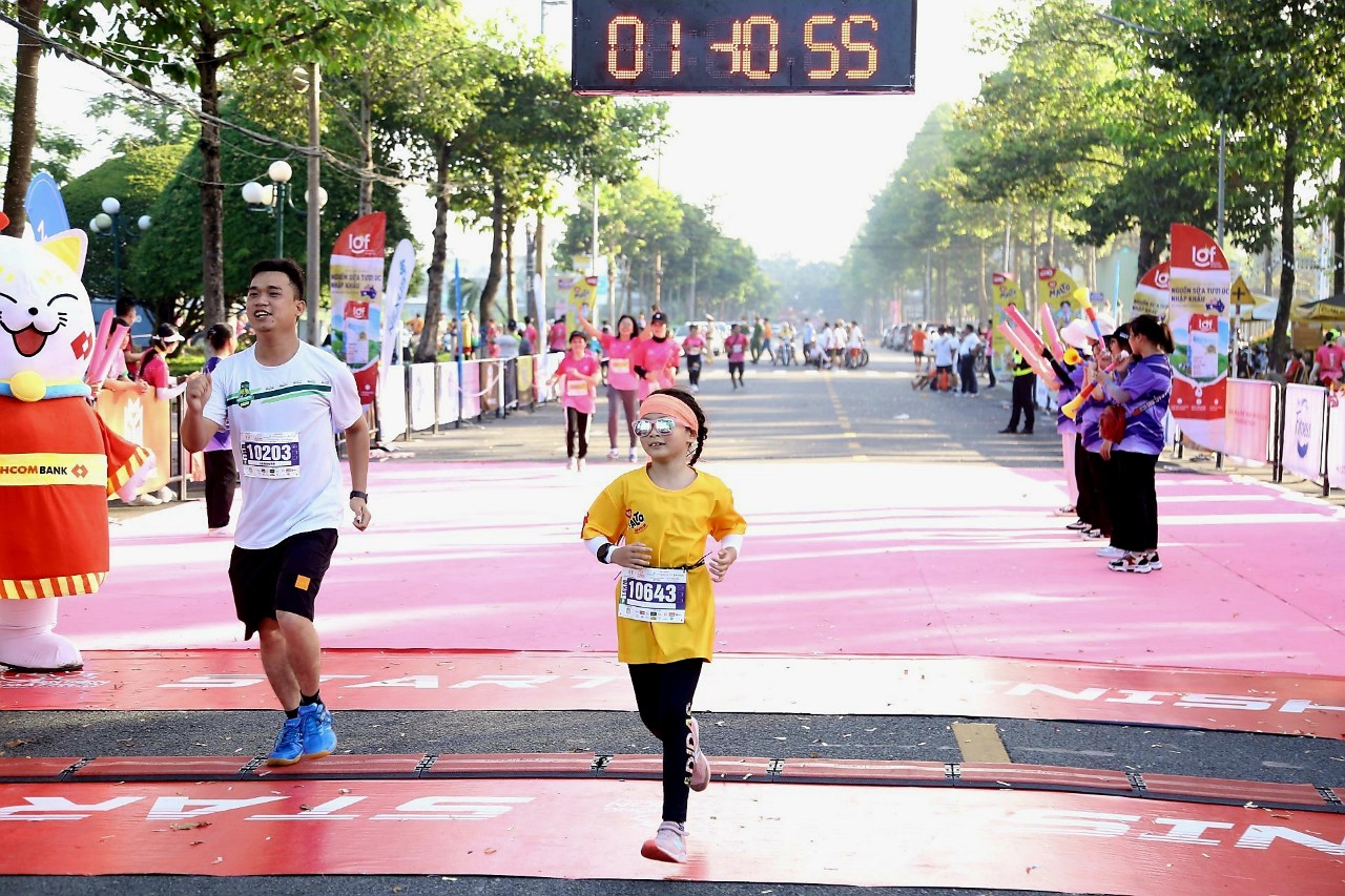Được bố cho chạy bộ chỉ để rèn luyện sức khỏe từ lúc 5 tuổi, 3 năm sau cô bé chinh phục đường chạy 21km, tham gia 20 giải chạy mỗi năm - Ảnh 4.