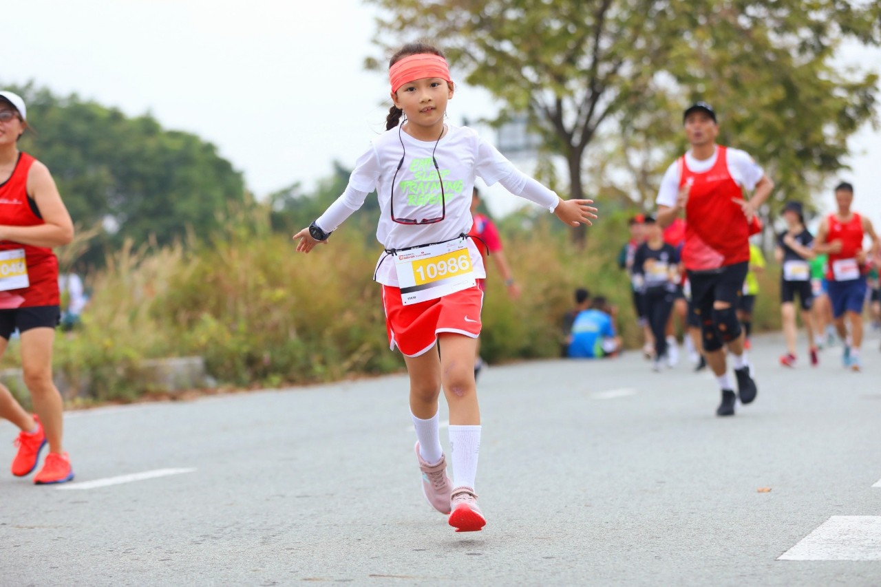 Được bố cho chạy bộ chỉ để rèn luyện sức khỏe từ lúc 5 tuổi, 3 năm sau cô bé chinh phục đường chạy 21km, tham gia 20 giải chạy mỗi năm - Ảnh 2.